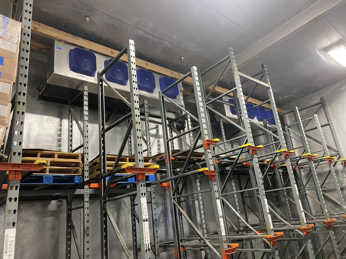 Walk-in cooler with evaporator units and pallet racking